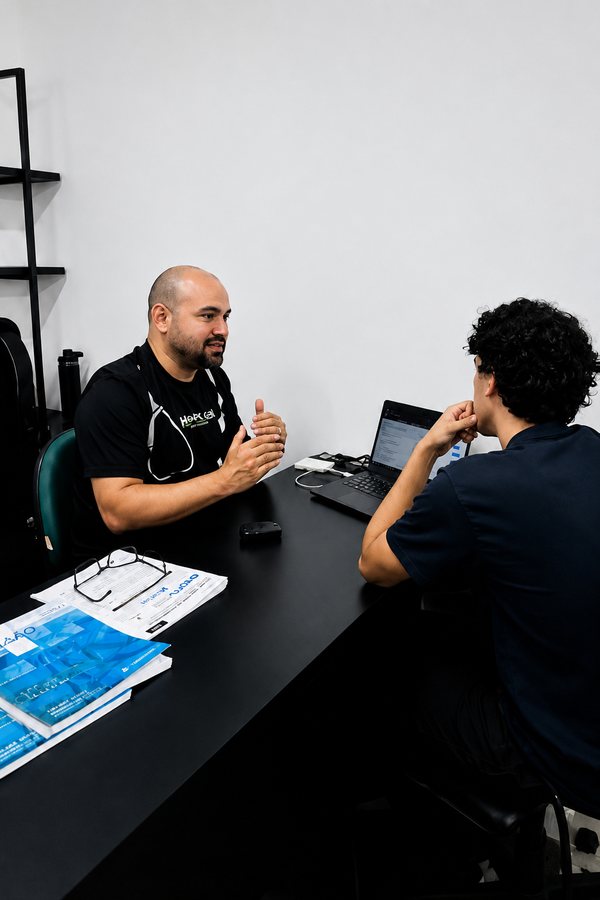 Preceptor atendendo aluno