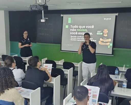 Aluno estudando com técnicas de memorização